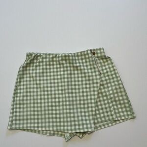Gorgeous green and white checkered skort with silver hardware.